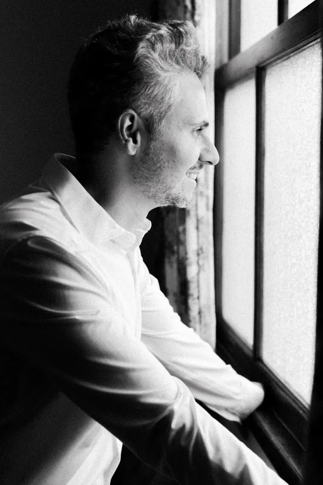 Dr. Lucas Attoni junto à janela